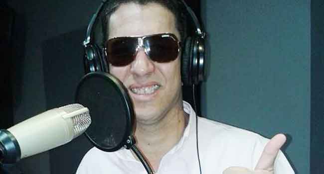       Foto reprodução: Rogerinho em estúdio gravando o hit Samba da UPP