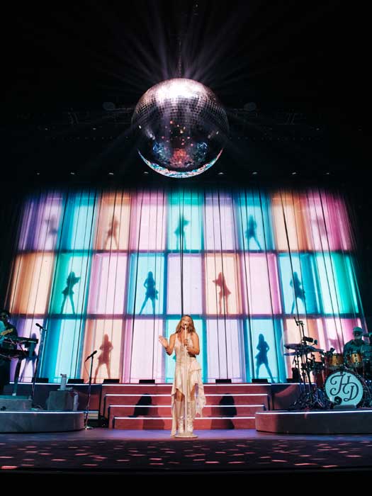 Hilary Duff em The Lucky Me Tour (Foto: Michael Drummond)