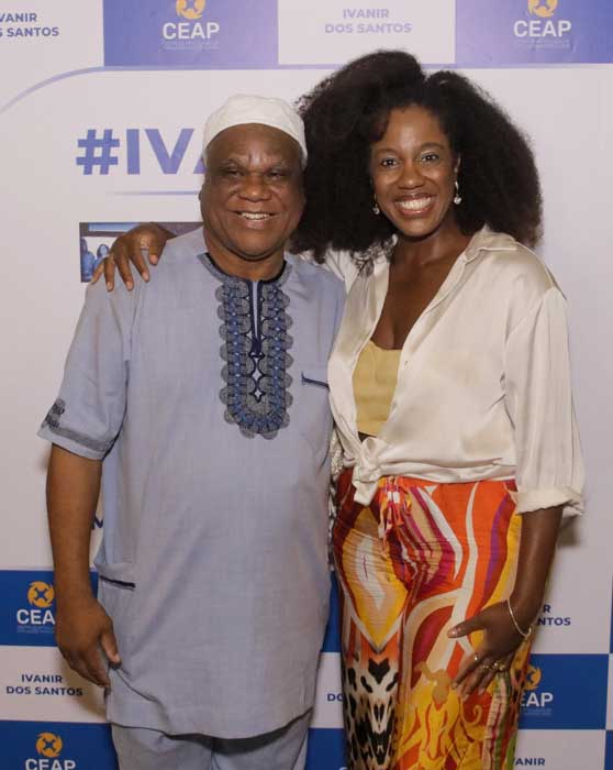 Professor Dr. Babalawô Ivanir dos Santos com Maria Gal (Foto: Carlos Elias)