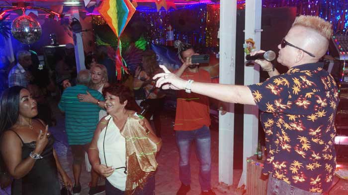 Duda das Bofinhas cantando para o público da Feira de São Cristóvão na Barraca do Nonato (GSVIP)