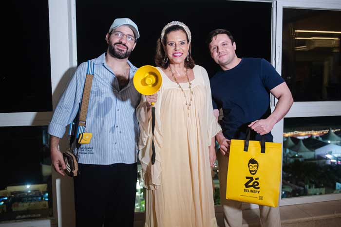 Narcisa Tamborindeguy com Guilherme F. Saraiva e Plinio Prates, ganhadores do Zé Compensa do Zé Delivery (Foto: Letycia Miller/Brazil News)