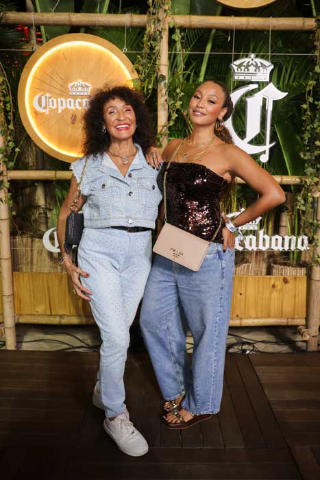 Sheron Menezzes e mãe Veralinda Menezzes - Show da Shakira com Corona (Foto: Brazil News/Divulgação Corona)