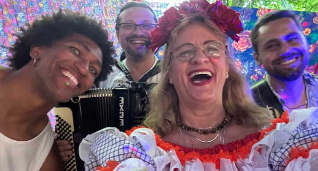 Atriz Luzimar Trottmann em festa Junina na Europa (Divulgação)