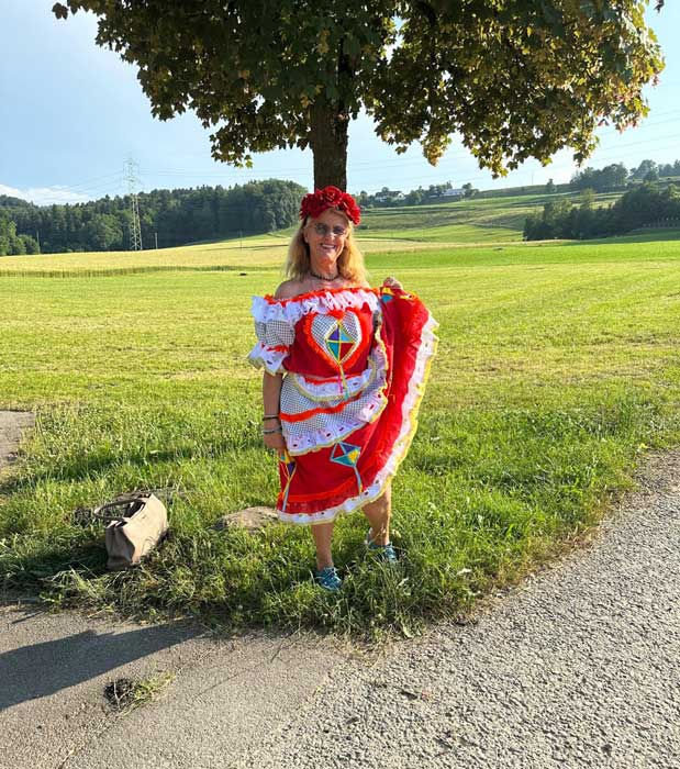 Atriz Luzimar Trottmann em festa Junina na Europa (Divulgação)