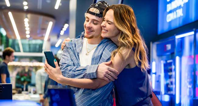 Ana Paula Renault e Juliano Floss em ação da TIM (Divulgação)