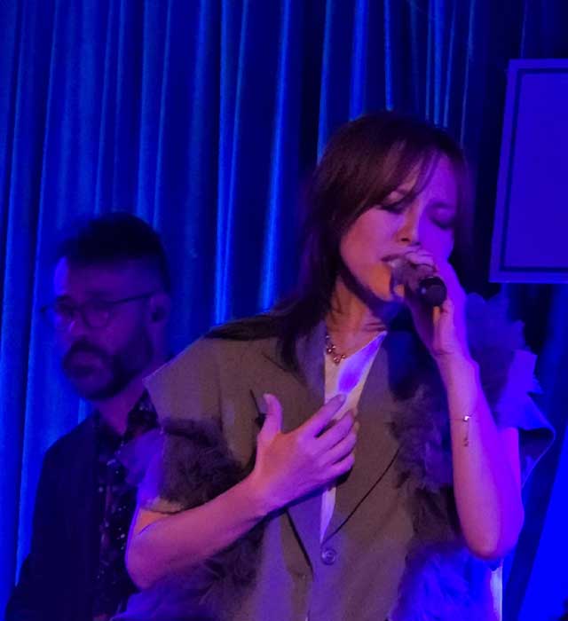 Cantora japonesa cantando em palco