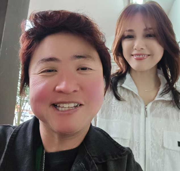 Duas mulheres japonesas posando para a camera