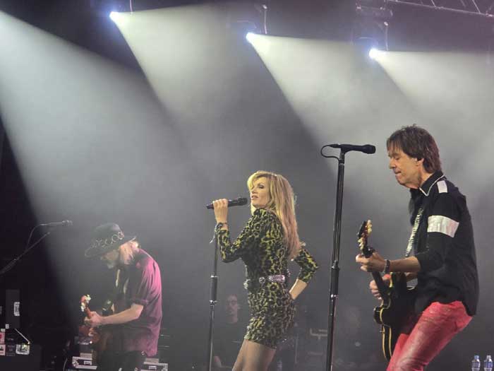 Roxette, com Per Gessle e Lena Philipsson, no palco levando fãs ardorosos ao delírio (Foto: Susan Sasaki)