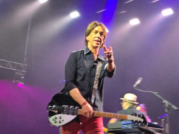 Roxette, com Per Gessle e Lena Philipsson, no palco levando fãs ardorosos ao delírio (Foto: Susan Sasaki)
