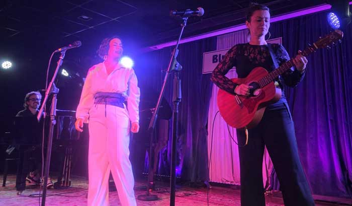 Lissa Martins - Eterna Rouge, e Renata Fausti no Blue Note São Paulo (Foto: Susan Sasaki)