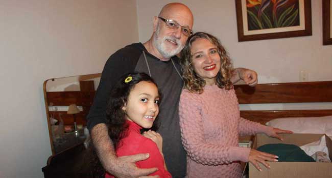 Ator Sidney Costa (pai Jorge), mãe Carmem com atriz Jacqueline Aires e pequena Geovana Boppsin atriz Ticiane. (Foto: Conceitoh Filmes/Divulgação)