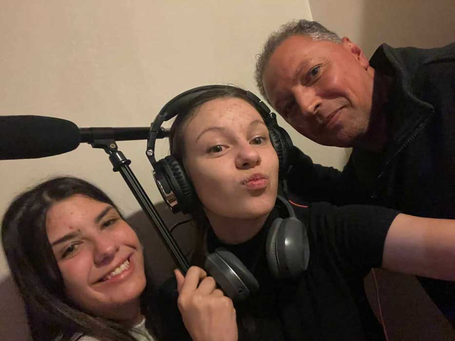 Nos Bastidores - Atrizes Bruna Braga Mattos (Tamara) e Anna Paula Tolardo Ullian (Talita) com diretor Luciano Silva. (Foto: Conceitoh Filmes/Divulgação)