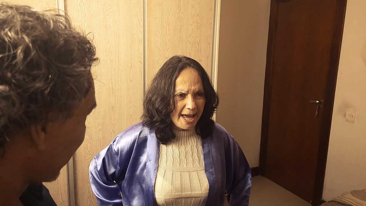 Regina Hadjedje em cenas do filme Pharmakon - O Jogo