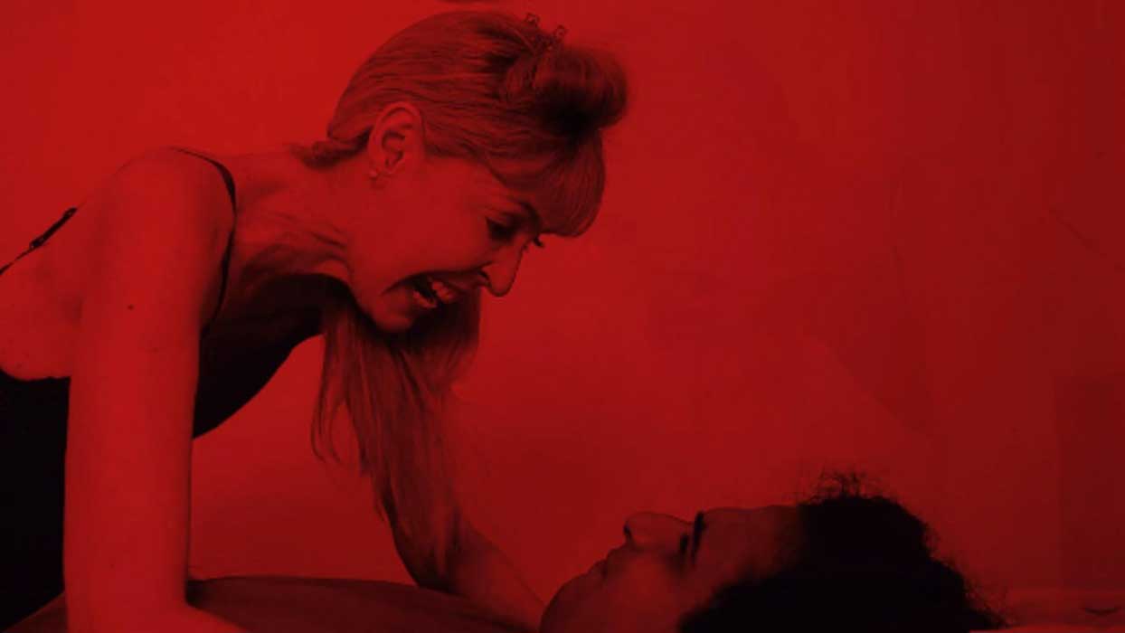 A atriz Mya Vittori em cena do filme Pharmakon - O Jogo (Divulgação)