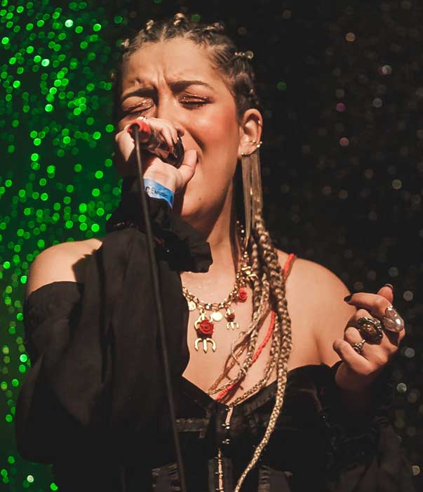 Amanda Mendonça canta Djava (Divulgação)