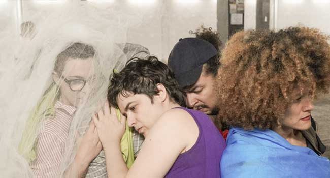 Coro dos esperançosos - Cia de Teatro Acidental (Foto: Renan Marcondes)