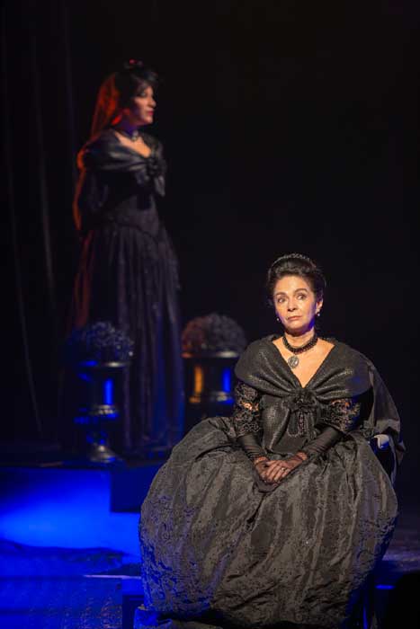 Claudia Ohana e Priscila Fantin em 'As Amantes de George Washington' (Foto: Moisés Pazianotto)