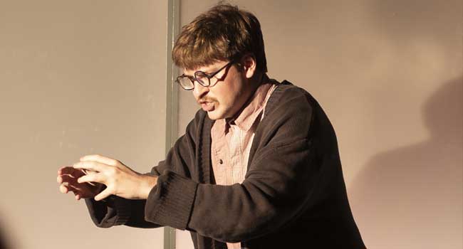 Rafael Saraiva em "O Dinossauro de Plástico" (Divulgação)