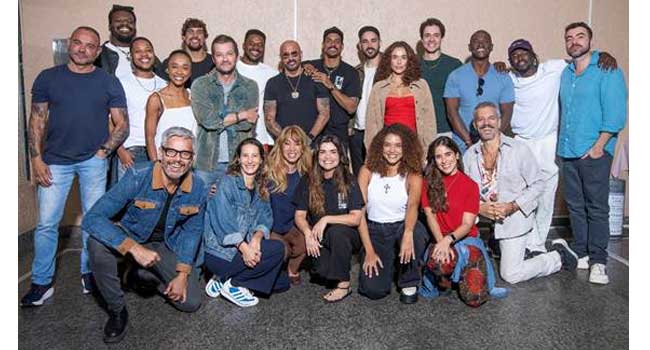 Hugo Gross, Digão Ribeiro, Lorre Motta, Kênia Bárbara, Felipe Roque, Marcelo Serrado, Samuel Melo, José Júnior (criador), Marcello Melo Jr, Lucas Villamarim (diretor), Juliane Araújo, Ian Braga, Val Perré, Jonathan Azevedo, Roberto Vitorino (Sr Manager de Desenvolvimento - Disney), Otaviano Costa, Isabella Gabaglia (diretora), Danni Suzuki, Vanessa Giacomo, Kizi Vaz, Camilla Camargo e Osvaldo Mil na leitura de roteiro de Delegacia de Homicidios. (Foto: Cesar Diogenes)