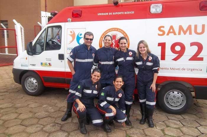 Dr. Rogério Welbert Ribeiro ao lado de sua equipe do SAMU de Franca (Foto: Acervo Pessoal)