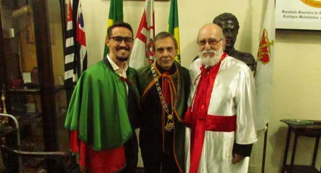 O Comendador recebendo o título de Dom e sendo agraciado com o Grão Colar (Divulgação)