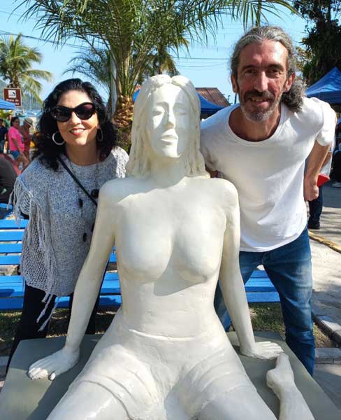 Marcello Ribeiro, a estátua e a cantora Marianna Leporace (Divulgação)