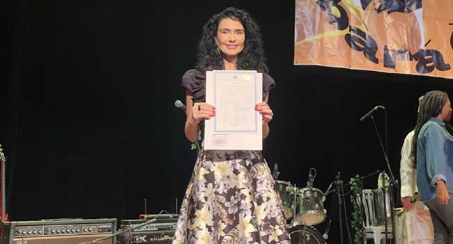 Cristiane Machado recebendo a Moção Honrada (Divulgação)