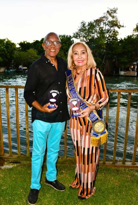 Lucy Regenold Fernandes e Mário Correa, renomado cantor do Trio Esperança, ex-integrante do Golden Boys e irmão da cantora Evinha, receberam homenagem do Clube das Celebridades de Copacabana/RJ (Divulgação)