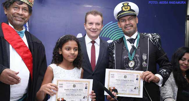 Romildo dos Santos, na presença de sua filha Vicktoria Alves, recebe homenagem na ALESP (Foto: Akira Nakamura)